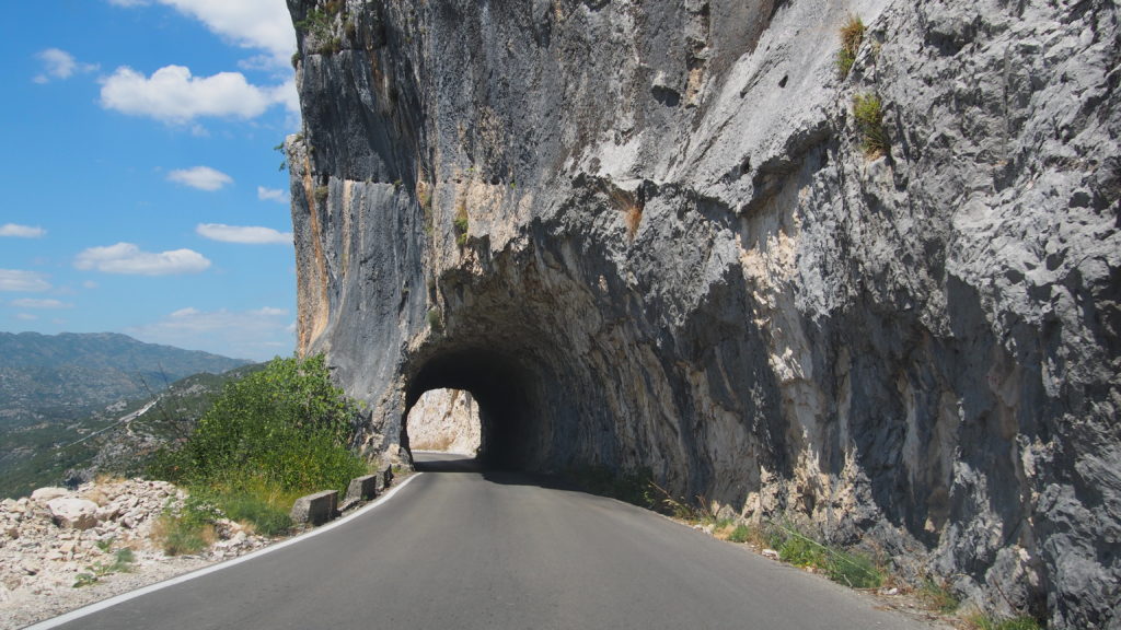 drogi w Czarnogórze, okolice Monasteru Ostrog